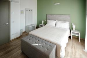 1 dormitorio con 1 cama grande y 1 sofá cama en La Casina di Ely B&B, en SantʼAndrea in Casale