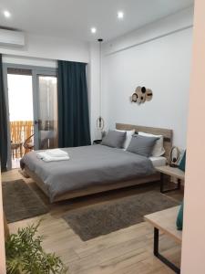 Säng eller sängar i ett rum på Argous - Athens City Center Apartment