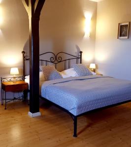 - une chambre avec un grand lit et une couette bleue dans l'établissement Boutique Hotel Templ, à Mikulov