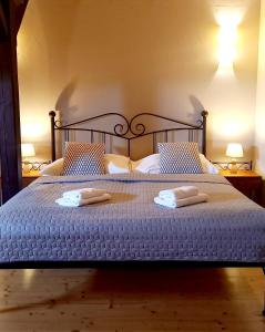 1 dormitorio con 1 cama con 2 toallas en Boutique Hotel Templ en Mikulov