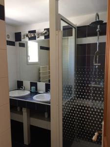 a bathroom with two sinks and a shower at Jolie maison de ville au calme in Châteauneuf-lès-Martigues