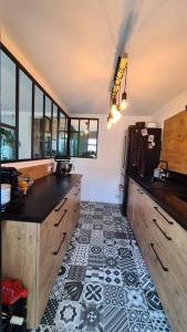 a kitchen with a black and white tile floor at Saint Malo Agréable maison familiale in Saint Malo