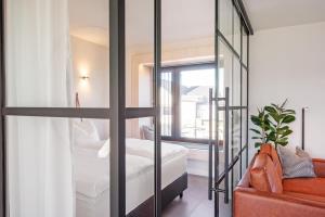 um quarto de hotel com uma cama e uma janela em Mono Design Apartments em Estugarda