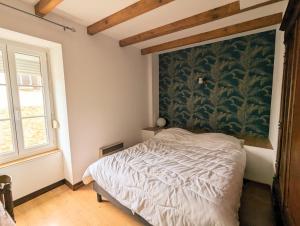 1 dormitorio con 1 cama y una gran pintura en la pared en Maison de ville à 5mn de la plage-jardin clos proche plage en Planguenoual