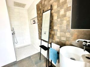 Kúpeľňa v ubytovaní Bel appartement rénové avec goût et idéalement situé dans le centre-ville