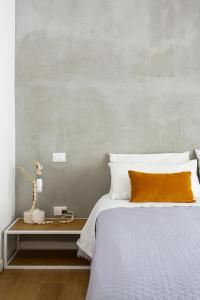 Canceddi Rooms في باليرمو: سرير مع وسادة برتقال على طاولة