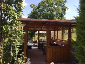 エッテンハイムにあるGästehaus Birgitteの庭園内の木造パビリオン