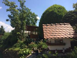 Gästehaus Birgitte في إيتينهايم: منزل صغير بسقف احمر في حديقة