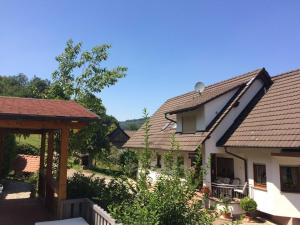 Blick auf ein Haus mit einem Dach in der Unterkunft Gästehaus Birgitte in Ettenheim