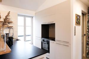 Kuchyňa alebo kuchynka v ubytovaní Bel appartement rénové avec goût et idéalement situé dans le centre-ville