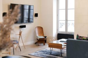 Televízia a/alebo spoločenská miestnosť v ubytovaní Bel appartement rénové avec goût et idéalement situé dans le centre-ville