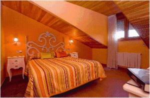1 dormitorio con 1 cama en una habitación amarilla en Hotel Las Torres, en Arnuero