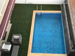 an overhead view of a swimming pool in a building at RESIDENCIAL EUNICE in Praia