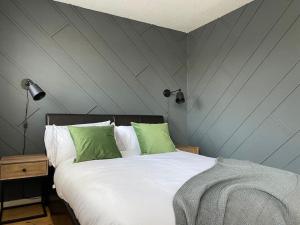 Postel nebo postele na pokoji v ubytování 2 Bed House in Hampton - Free parking