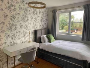 Ένα ή περισσότερα κρεβάτια σε δωμάτιο στο 2 Bed House in Hampton - Free parking