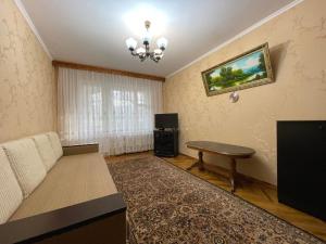 salon z kanapą i stołem w obiekcie Premium new Apartament w Kiszyniowie