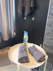 a small table with a bottle of water and towels at InselSuites FinkenNest Airbus Finkenkwerder 125 m2 Kamin in Hamburg
