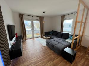 een woonkamer met een bank en een tv bij Wohnung Nähe Flughafen und Messe in Düsseldorf