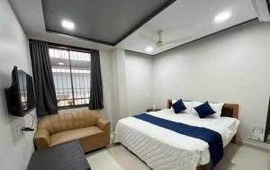 HOTEL HARE KRISHNA客房内的一张或多张床位