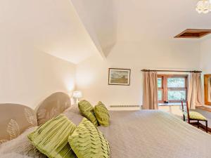 a bedroom with a bed with green pillows on it at 1 Bed in Crosthwaite LCC70 in Crosthwaite