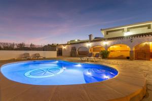 basen w środku patio z domem w obiekcie Villa Rústica - Costa CarpeDiem w mieście Calpe