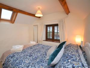 1 dormitorio con cama y ventana en 2 Bed in Kilkhampton TRDAI, en Kilkhampton