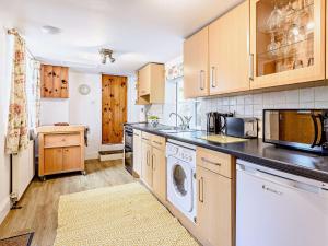 Langtree的住宿－1 Bed in Great Torrington ANNAS，厨房配有洗衣机和烘干机