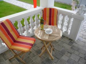 twee stoelen en een tafel op een veranda bij Pummpälzhof in Bad Salzungen