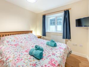 a bedroom with a bed with two towels on it at 2 Bed in Barnstaple MOOSC in Chapelton