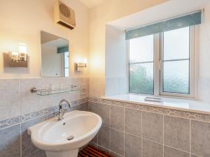 a bathroom with a sink and a window at 2 Bed in Barnstaple MOOSC in Chapelton