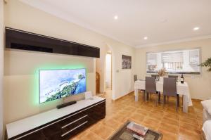 a living room with a tv and a dining room at Los Cármenes in Algeciras