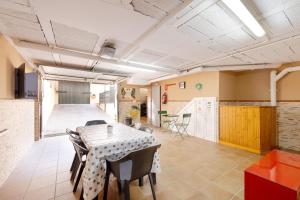 a dining room with a table and chairs at Los Cármenes in Algeciras