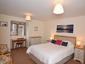 a bedroom with a bed and a table and a chair at 2 Bed in Aylesbeare THEDA in Aylesbeare