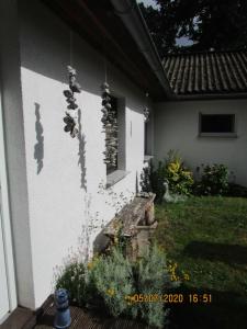 Una casa con una pared con algunas rocas. en Radlerhaus Prora, en Prora
