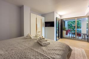 ein Schlafzimmer mit einem Bett mit zwei Handtüchern darauf in der Unterkunft Panoramica Apartment with Whirlpool in Crikvenica