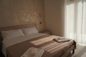 A bed or beds in a room at LA RESIDENZA DI ADAMO
