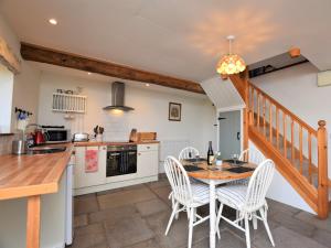 uma cozinha e sala de jantar com mesa e cadeiras em 1 Bed in Taunton BARTC em West Monkton
