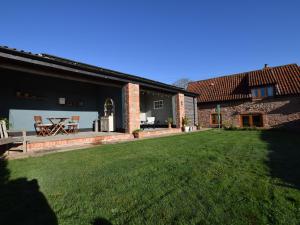 an external view of a house with a lawn at 1 Bed in Taunton BARTC in West Monkton