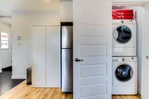 uma cozinha com um frigorífico e uma máquina de lavar e secar roupa em Maison Grenier - Le Loft em Cidade de Quebec
