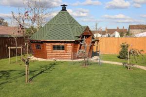 Zahrada ubytování Midsomer Manor, Sleeps 16, Hot Tub, Near Bath