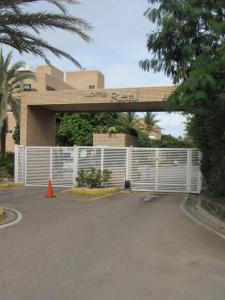 una cerca blanca frente a un edificio en ¡Hermoso Apartamento en Loma Real! en Porlamar