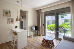 Televisyen dan/atau pusat hiburan di Luxury home on the sea Kassandra