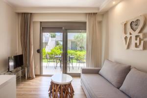 Televisyen dan/atau pusat hiburan di Luxury home on the sea Kassandra