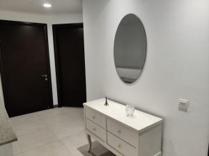 ein Badezimmer mit einer weißen Kommode und einem Spiegel in der Unterkunft Premium&Cozy Two Beds DHA in Lahore