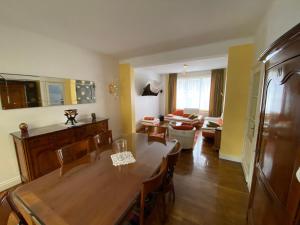 uma sala de estar com uma mesa e uma sala de jantar em Maison malouine proche de plage em Dunkerque