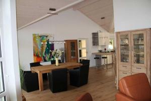 ein Wohnzimmer mit einem Holztisch und Stühlen in der Unterkunft Ferienwohnung Skandianvian Sol in Zinnowitz