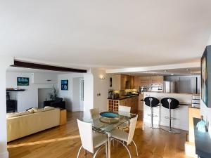 cocina y sala de estar con mesa y sillas en 1 Bed in Aberdovey DY023 en Aberdyfi