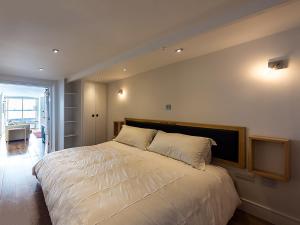 1 dormitorio con 1 cama grande con sábanas blancas en 1 Bed in Aberdovey DY023, en Aberdyfi