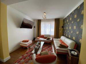 uma sala de estar com dois sofás e uma mesa em Maison malouine proche de plage em Dunkerque