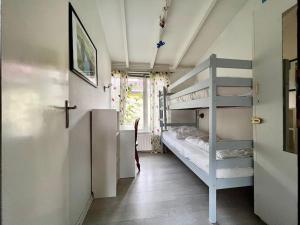 een kleine kamer met een stapelbed en een trap bij Garnekuul 53 in Callantsoog